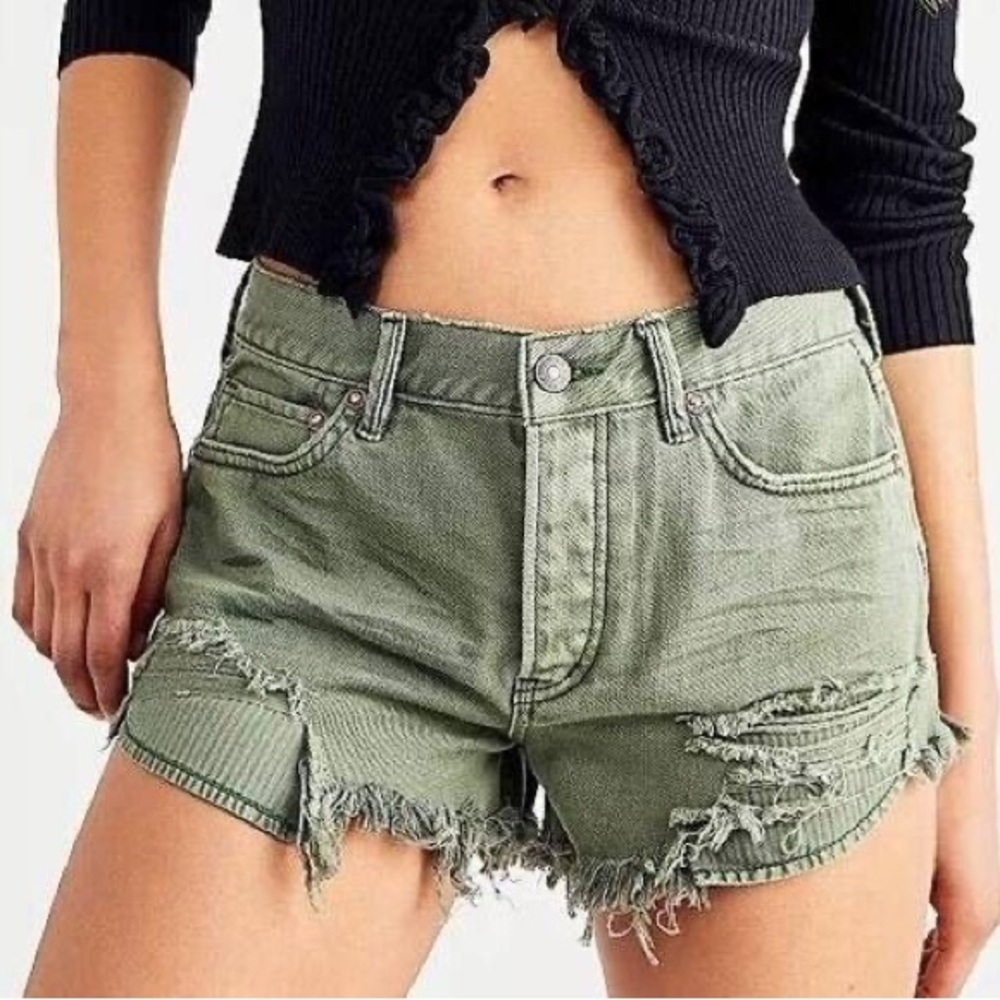 We The Free Loving Good Vibrations Denim Shorts
Olive Gree size 30